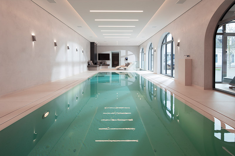 Der großzügige Indoorpool  mit Gegenstromanlage eignet sich perfekt für das heimische Schwimm-Workout