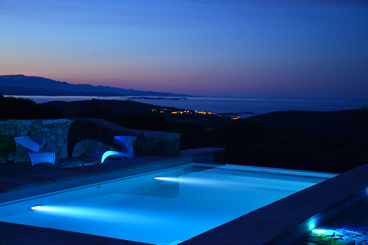 Die LED Poolbeleuchtung zaubert wunderschöne Lichteffekte in die Nacht