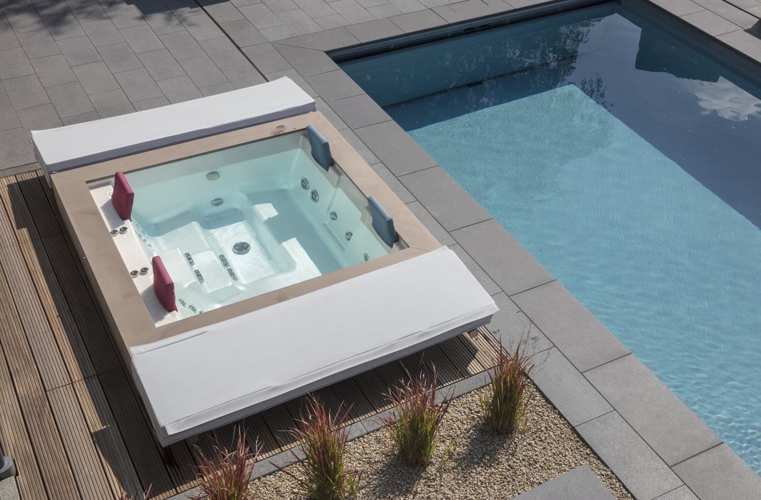 Wellnes Oase im Garten mit Pool und Whirlpool | Hesselbach Referenzen